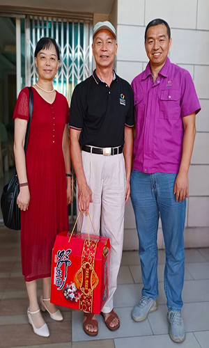 岁岁重阳金光照，万紫千红大地明